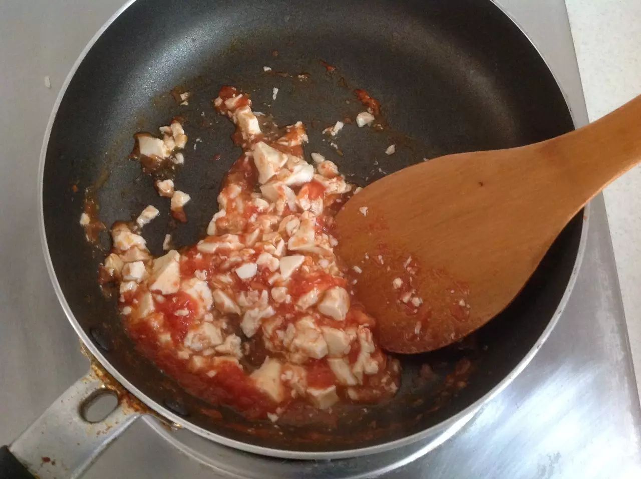 倒入豆腐翻炒并压碎。