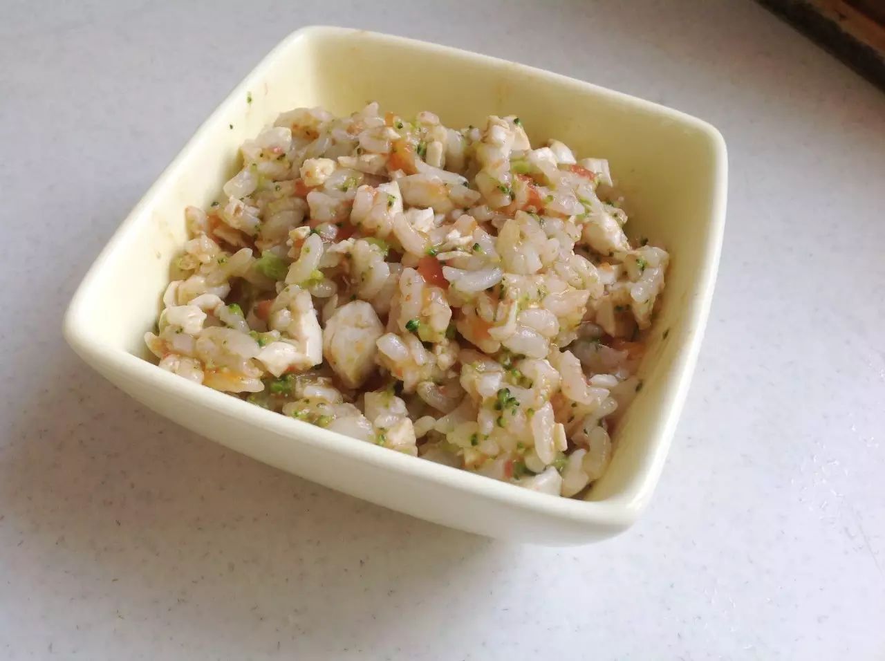 快手简单的软米饭包含了丰富全面的营养，颜色讨喜口味香甜。不爱吃蔬菜的宝宝不妨将食材混合处理。