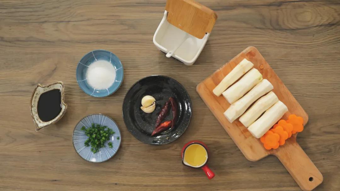 材料准备：山药/250g，胡萝卜花/几朵（为了好看），蒜瓣/2颗，陈醋/20g，砂糖/10g，盐/1g，食用油、葱花适量，