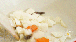 倒入山药片大火快炒（3分钟内翻炒均匀）