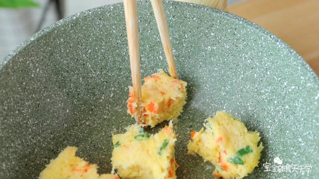 锅内刷油，放入鳕鱼豆腐块煎至两面金黄即可