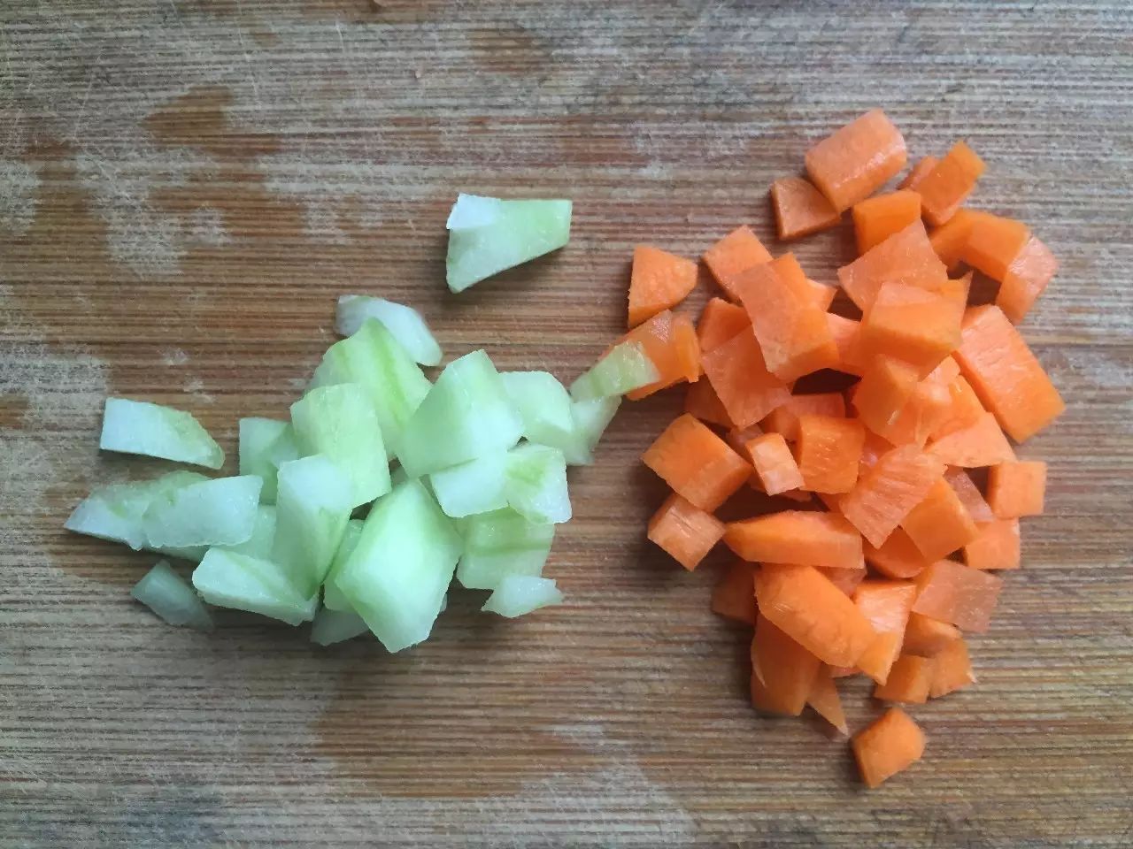 黄瓜和胡萝卜去皮切成小丁。