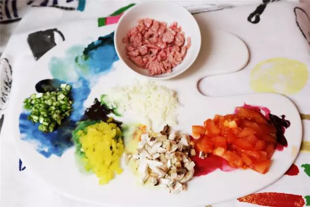 蔬菜和鸡肉洗净切丁。