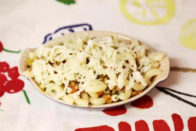 铺上炒好的鸡肉蔬菜丁，再摆一些通心粉，再铺满马苏里拉芝士。