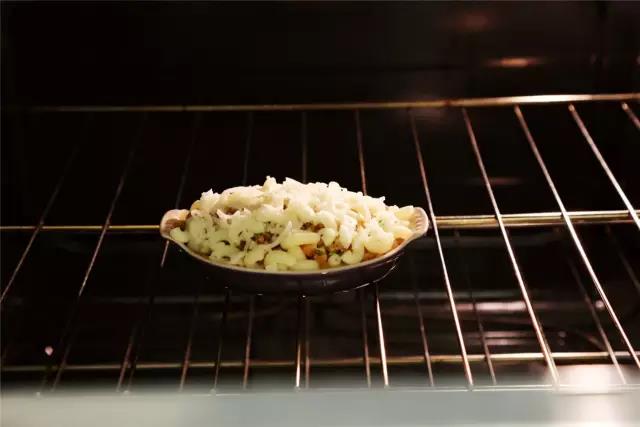 入烤箱烤5~8分钟，芝士融化就可以啦。