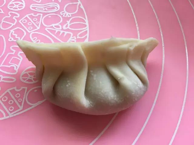 左右两边各向中间折3下。