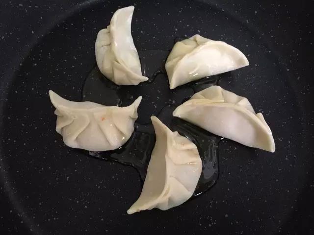 加少许油，小火煎2分钟左右。