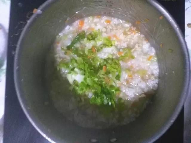 关火，加入生菜碎和葱末拌匀。盖上盖子焖5分钟即可。