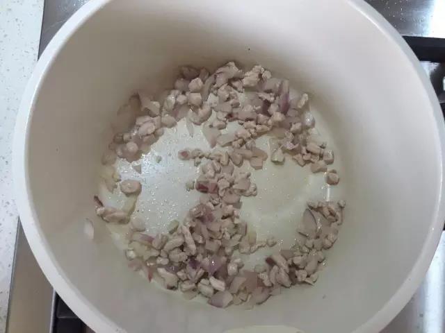 放入肉末炒至8成熟，盛出备用。