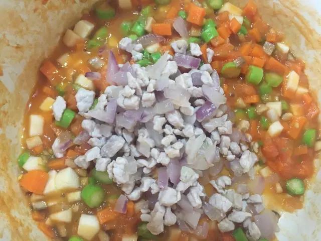 锅内加入少量油依次放入胡萝卜、番茄、牛排菇、山药、芦笋翻炒3-5分钟后将炒好的肉末放进来一起炒至熟。