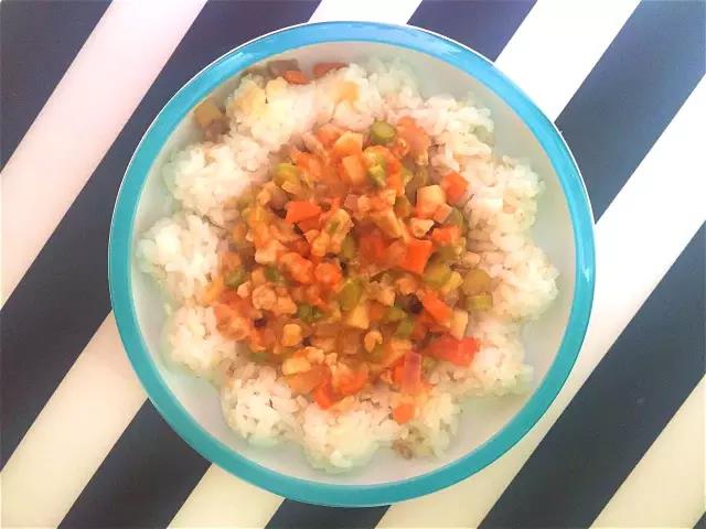  混合不同颜色的蔬菜可以让宝宝眼前一亮。