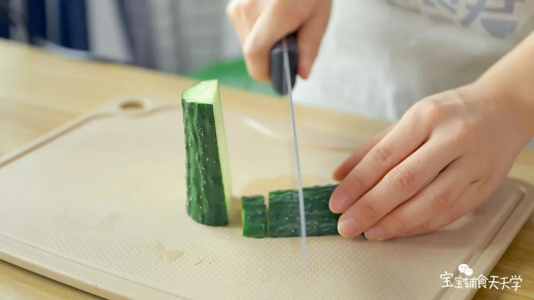 把青瓜切成小块