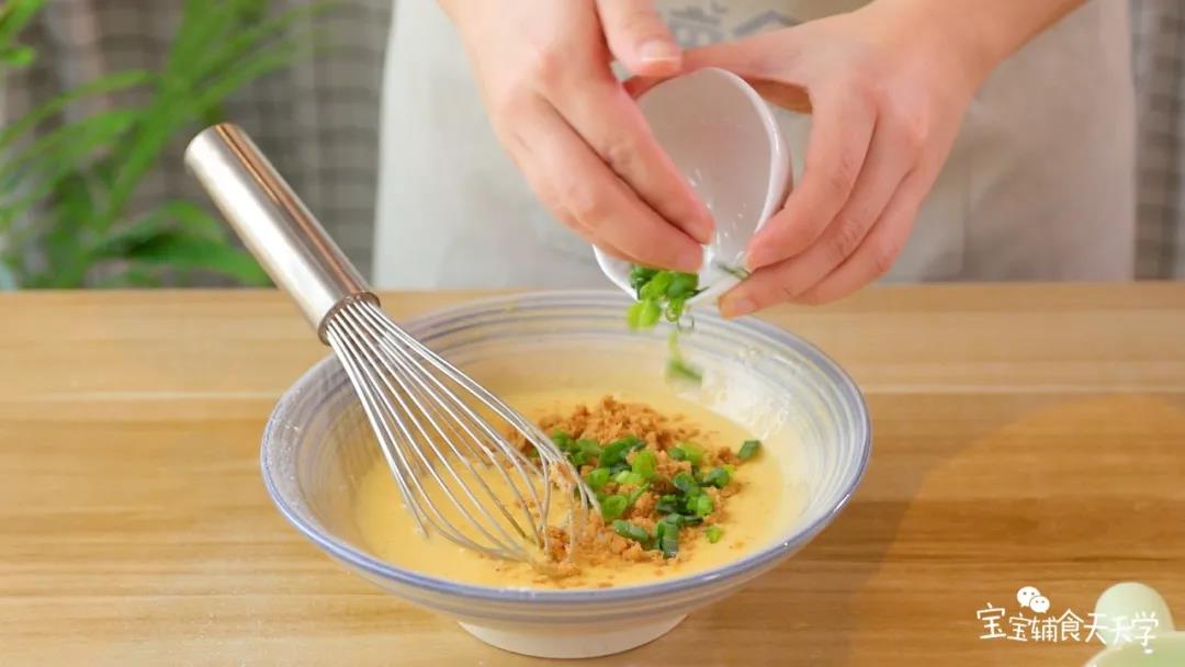 加入肉松、香葱，搅拌均匀