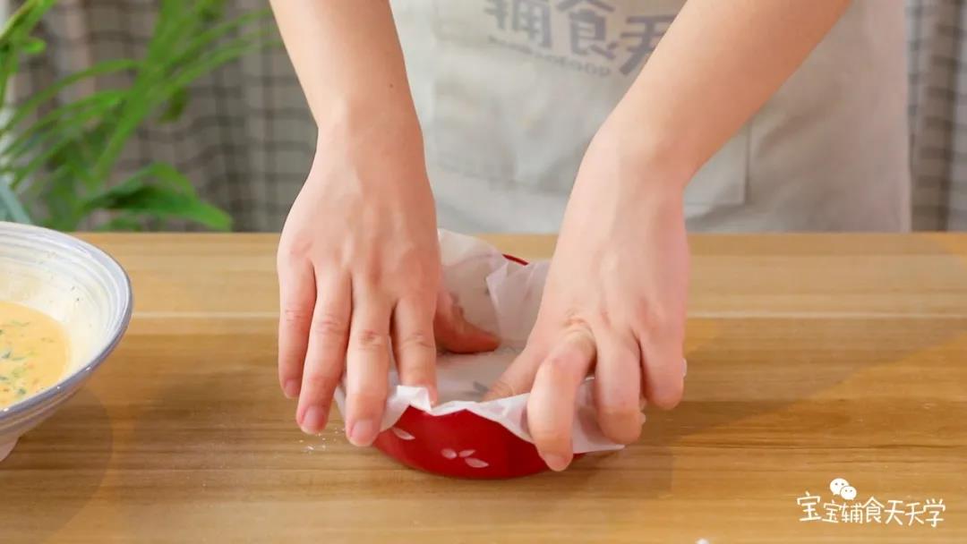 烤碗垫上烘焙纸，烤箱预热到180度