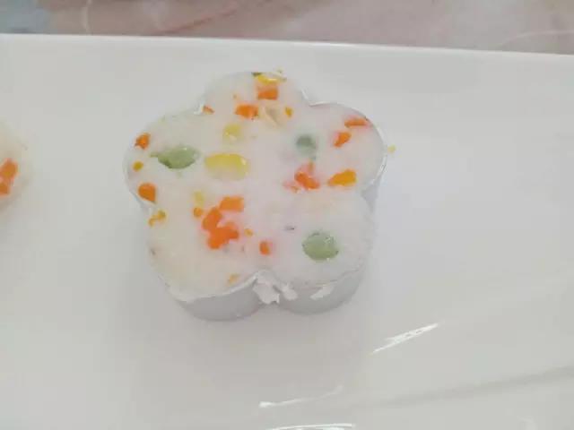 用模具把搅拌好的泥压成形即可。