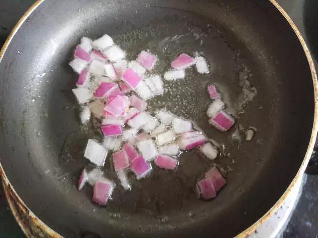 第4步：平底锅放油，倒入洋葱，炒出香味。