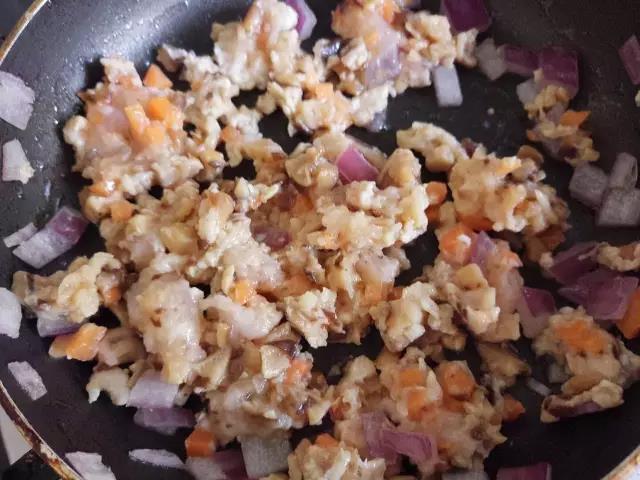 第5步：再倒入除生菜以外的其他食材。