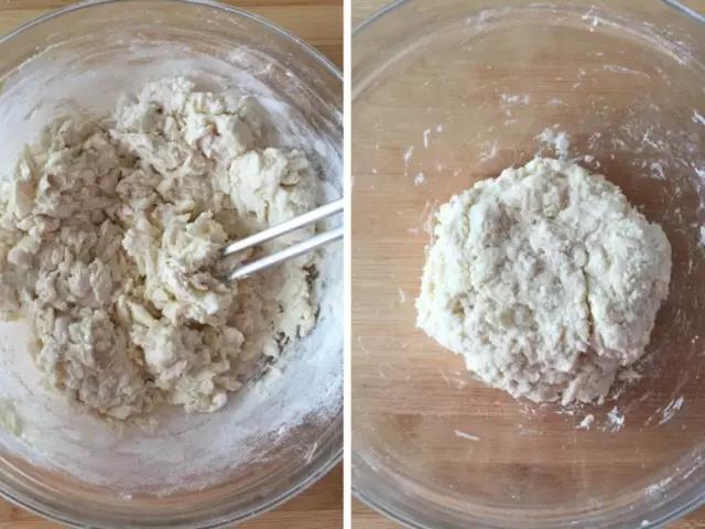 面粉加开水，揉成团，盖上保鲜膜醒30分钟。