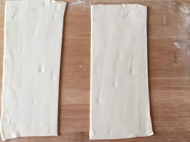 切成长25cm，宽10cm左右的面片。