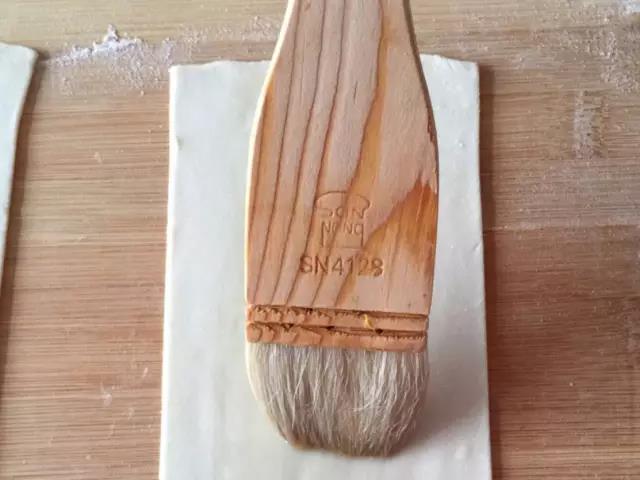 面片中间刷层油，两边用手指抹上水。