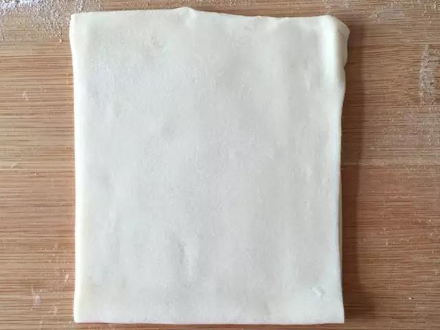 将面片对折，两头压一下粘在一起。