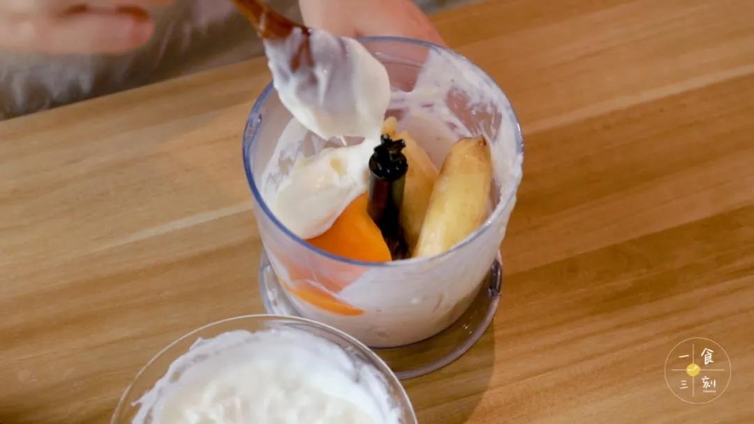 将水果和1根香蕉、一大勺酸奶一起放到搅拌机，打成细腻的泥