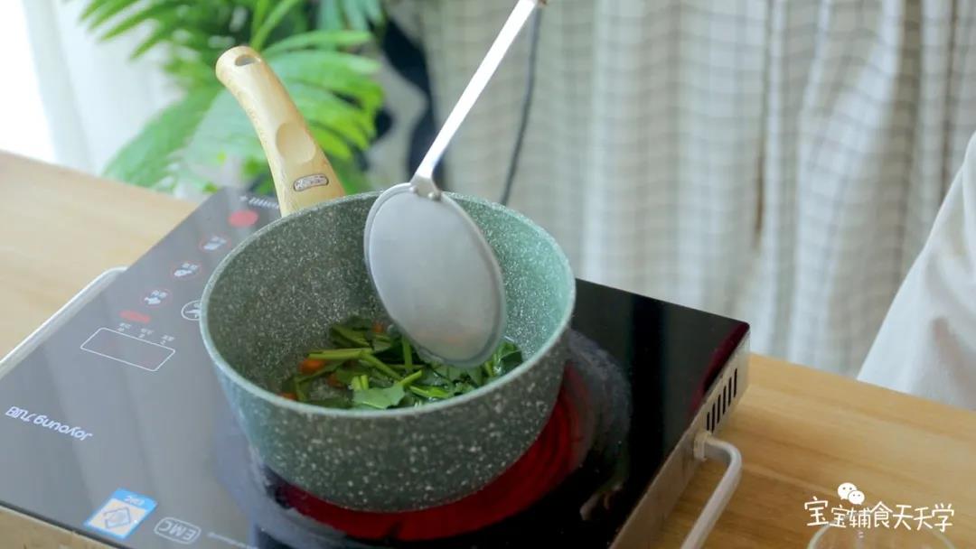 把胡萝卜粒、菠菜焯水后捞起