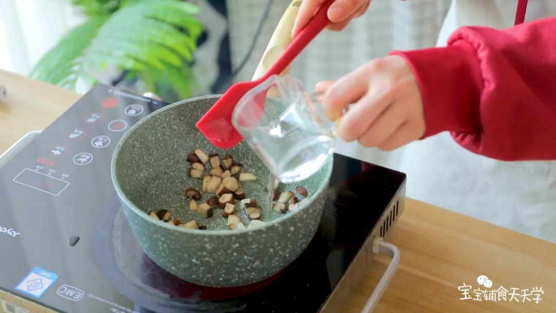 热锅，加入少许油把香菇炒香，倒入少许水焖至软熟