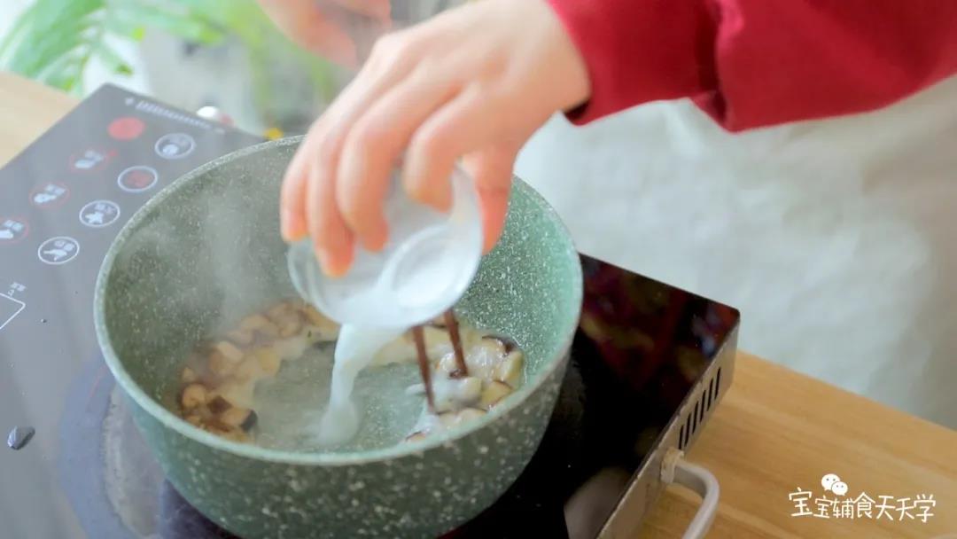 加入淀粉水，收汁变浓稠