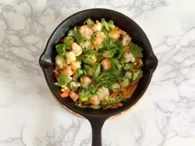 加入秋葵和芹菜叶翻炒一下。