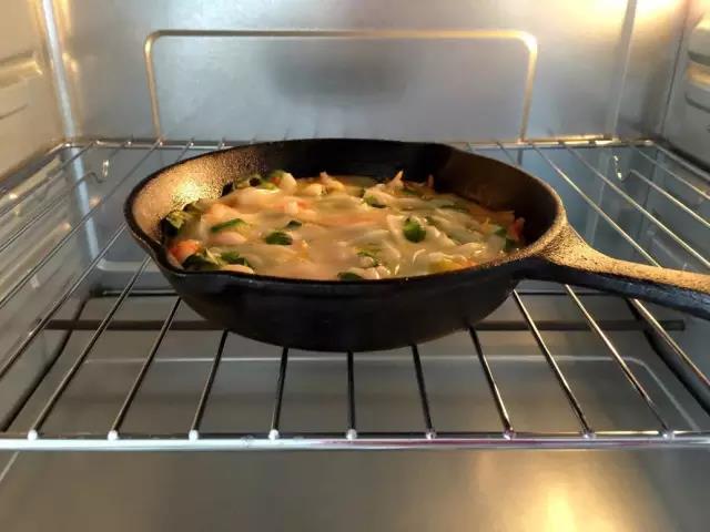 关火，铺上奶酪条，放入预热好的烤箱，180度8-10分钟左右。