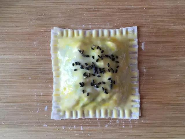 表面刷一层鸡蛋液，撒上芝麻。