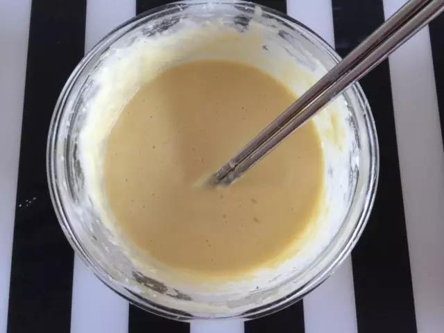 加入少许水搅拌均匀。