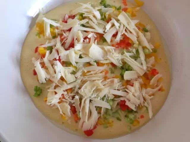 撒上一层奶酪，盖上锅盖，焖煎至熟。