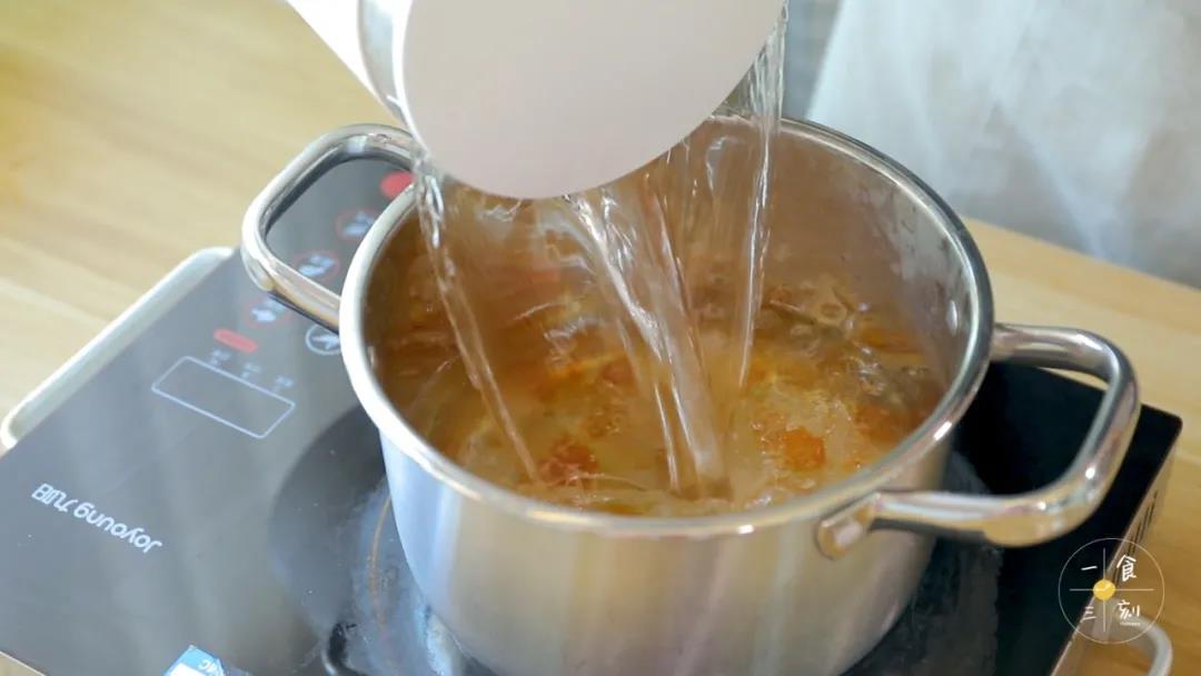 冷水加入浸泡好的桃胶、雪燕、皂角米，煮至桃胶软Q