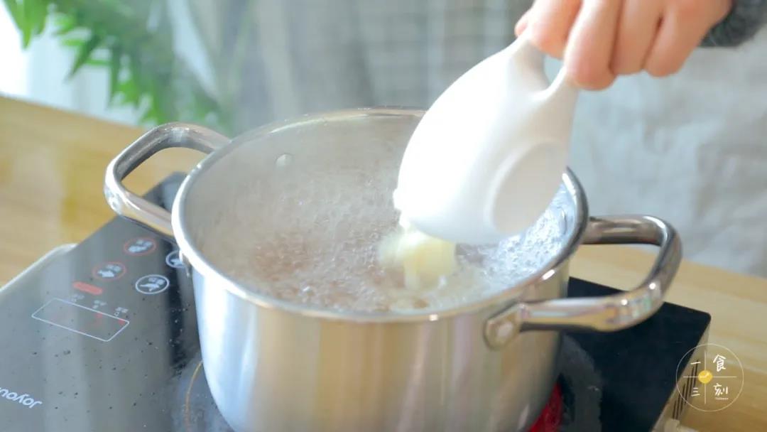 加入酒糟，煮至入味