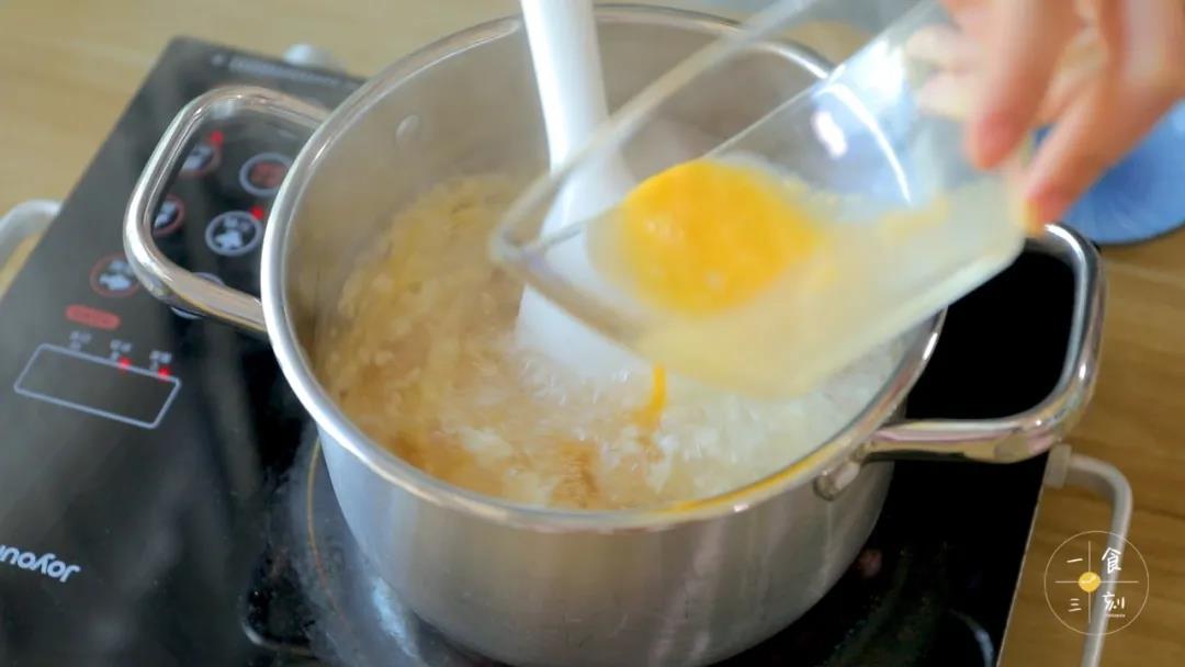 加入蛋液，搅拌成蛋花即可