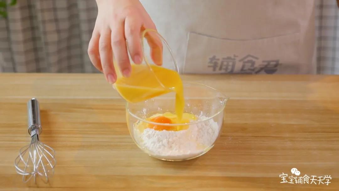 加入低筋面粉和鸡蛋，搅拌均匀