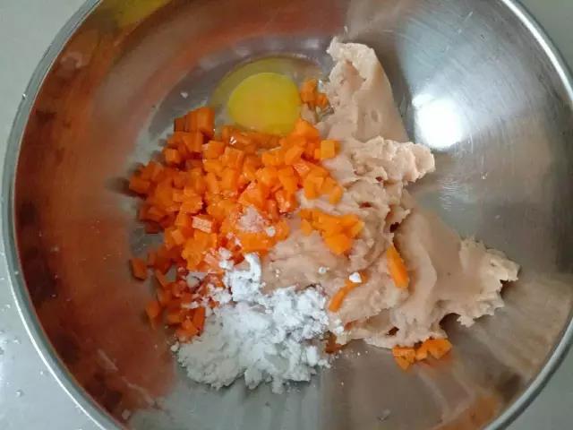 第4步：加入胡萝卜，鹌鹑蛋和少许淀粉。