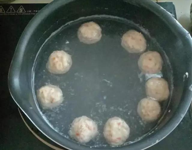 第7步：搓好的海鲜丸子冷水下锅，开火煮至丸子浮起捞出。
