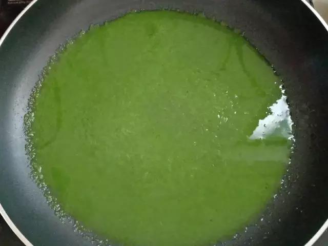 第9步：加适量水打成青菜汁，入锅，加入淀粉水。