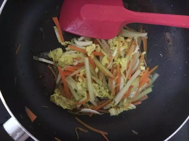 第4步：放入娃娃菜丝，翻炒。