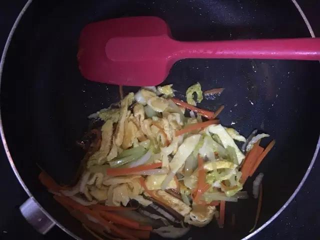 第5步：菜都差不多熟了放入鸡蛋条继续翻炒。