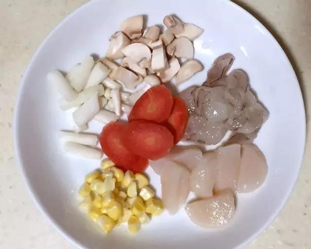 第1步：食材洗净切丁。