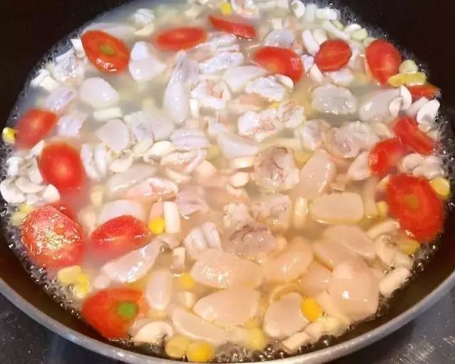 第3步：放入鲜虾和贝柱，加水没过材料，焖一下。