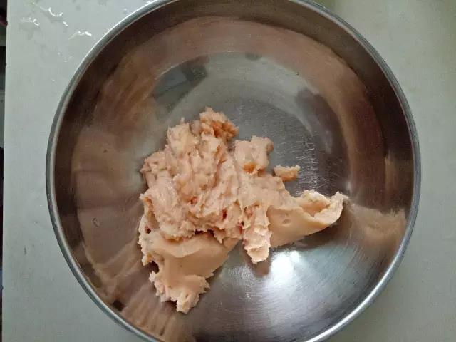 三文鱼、虾仁放入辅食机中打成泥。