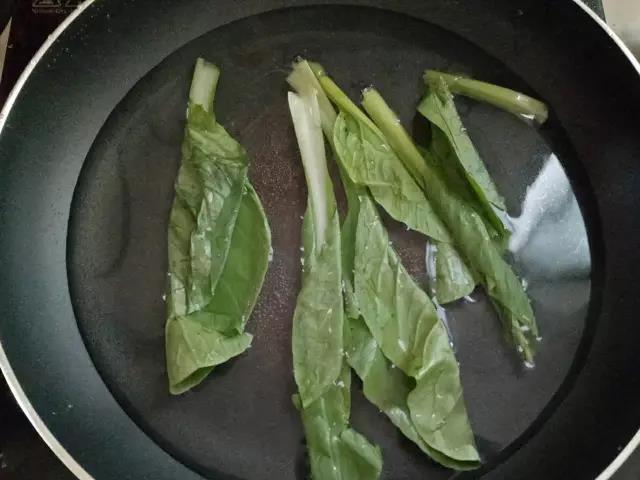 青菜洗净，焯熟。