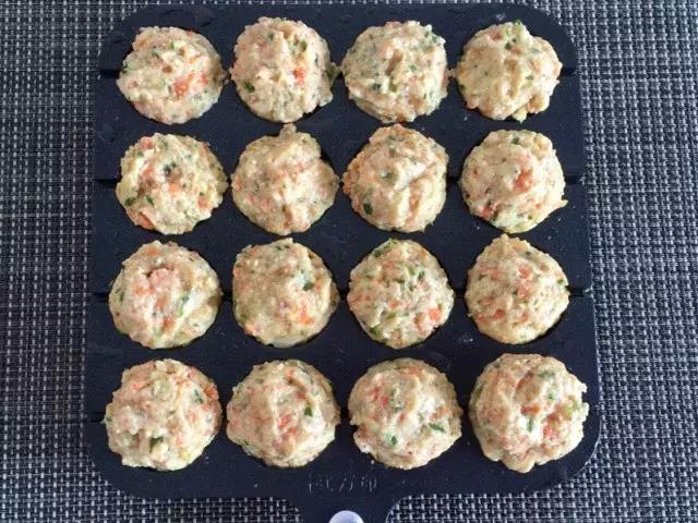 第5步：丸子机提前烧热，抹层油，放入馅料。