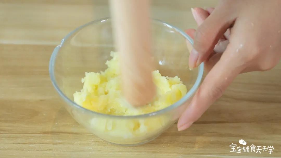 第4步：熟土豆趁热放入研磨碗、碾压成泥