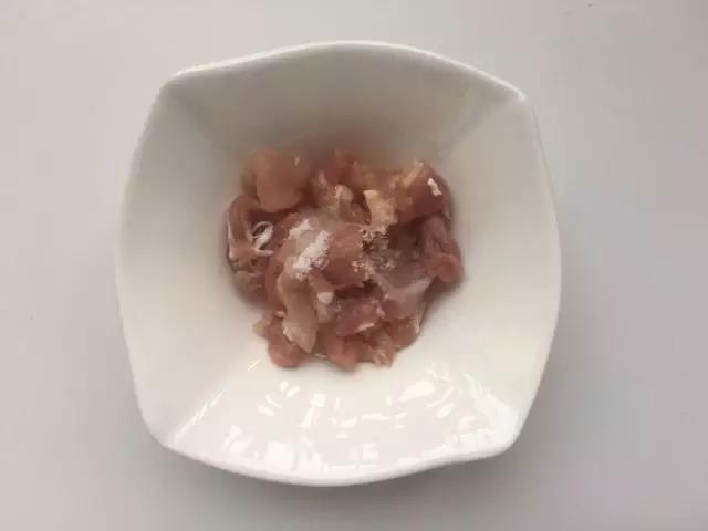 鸡腿肉可用少许盐腌制一下。